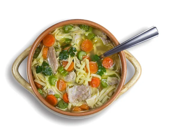 Schüssel Hühnersuppe auf weißem Hintergrund. Schuss aus spitzem Winkel. — Stockfoto