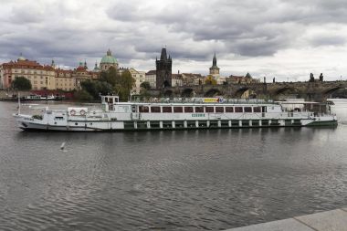 Prag'daki Charles bridge yakınındaki Vltava Nehri üzerinde tekne gezisi.