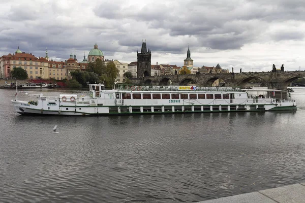 Rejs łodzią na Wełtawie, w pobliżu mostu Karola w Pradze. — Zdjęcie stockowe