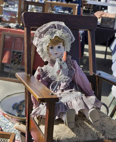 Alte Vintage-Puppe auf Flohmarkt. — Stockfoto