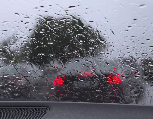 Condução em chuva forte . — Fotografia de Stock