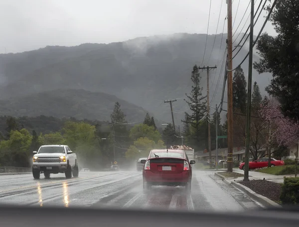 Conduire sous la pluie — Photo