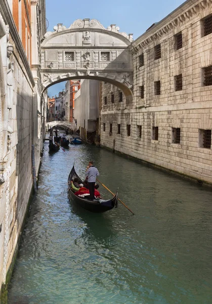 Gondels in de buurt van weergave Bridge of Sighs in Venetië, Italië. — Stockfoto