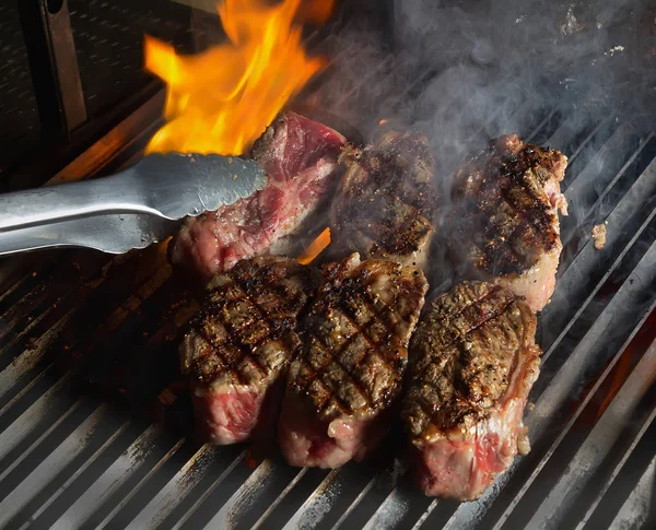 Gros Plan Steaks Sur Gril Chaud Avec Flamme — Photo