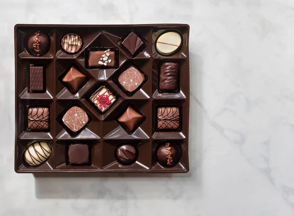 Işık Arkaplanındaki Çikolata Kutusunun Üst Görünümü — Stok fotoğraf