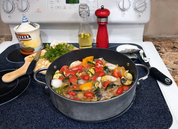 Estufa Superior Con Estofado Verduras Sartén Tabla Cortar Con Ajo —  Fotos de Stock