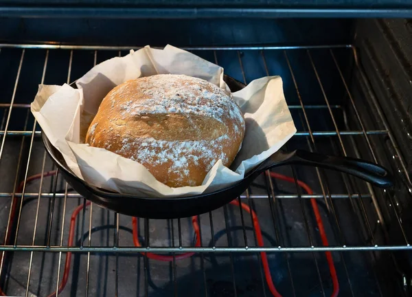 Żeliwny Patelnia Domowym Chlebem Gorącym Piecu — Zdjęcie stockowe