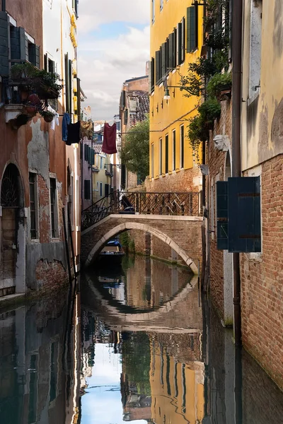 Straat Met Kanaal Kleine Brug Reflecties Venetië Italië — Stockfoto