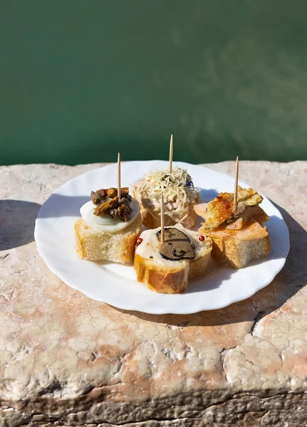 Geleneksel Venedik aperatifleri turkuaz yeşil kanallı cicchetti. Venedik, İtalya.