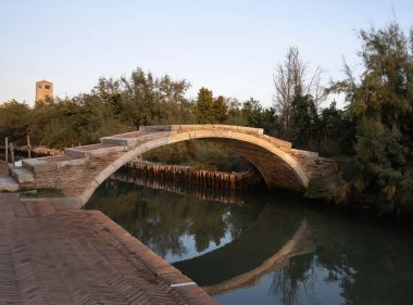 İtalya 'nın Venedik, Torcello Adası' ndaki Şeytan Köprüsü (Ponte del Diavolo).