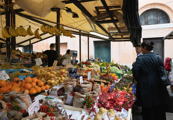 Veneza Itália Outubro 2019 Uma Pessoa Não Identificada Comprando Frutas — Fotografia de Stock