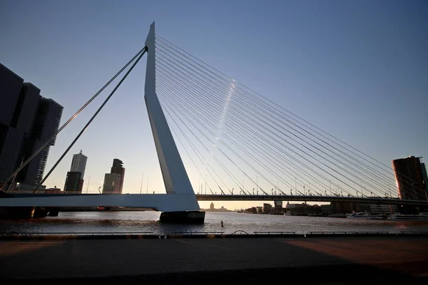 Erasmusbrug Milieu Rotterdam Coucher Soleil Avec Ciel Coloré — Photo