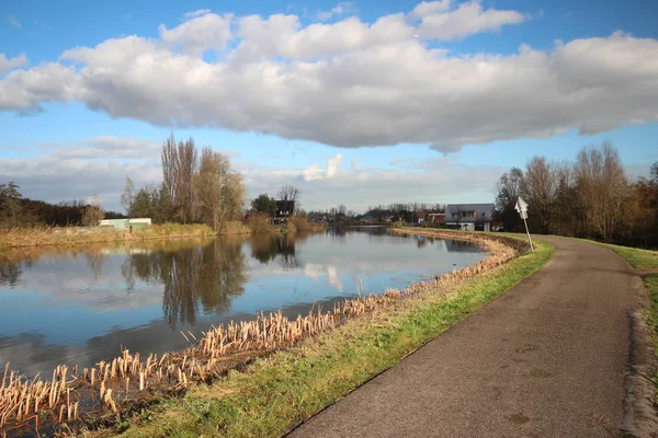 Vue Ensemble Grand Angle Rivière Rotte Avec Nuages Réfléchissant Dans — Photo