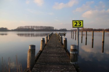 günbatımı Nehri Zevenhuizen Rotterdam yakınındaki Rotte su ve renkli gökyüzü Hollanda yansıması ile