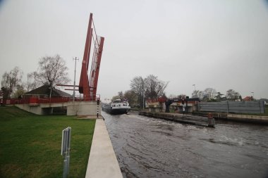 Bisikletçi için köprüden Ren Nehri Leiderdorp içinde eski ope