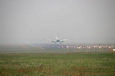 Llanding withs ışıkları ile pist o içinde doğrultusunda uçağıdır