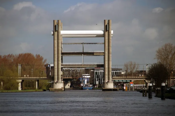 Вертикальний Підйом Міст Поїздів Місті Гауда Відкриває Вантажного Судна Канал — стокове фото