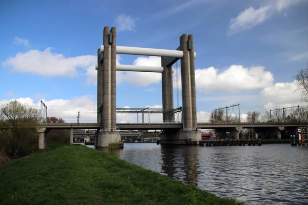 運河のゴーダの列車の縦の上昇橋というオランダの Gouwe — ストック写真