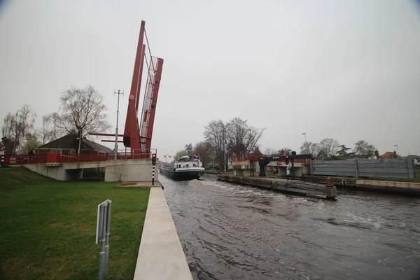 Bisikletçi için köprüden Ren Nehri Leiderdorp içinde eski ope
