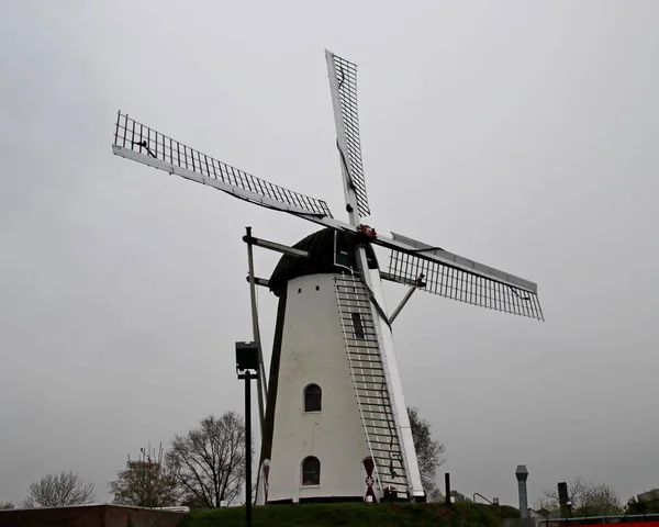 Windmühle in veldhoven namens "adriaan" auf dunkel da — Stockfoto