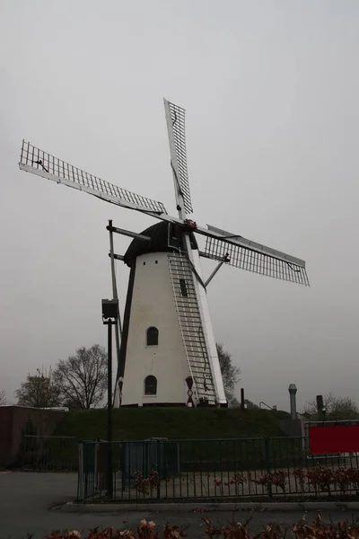 Windmühle in veldhoven namens "adriaan" auf dunkel da — Stockfoto