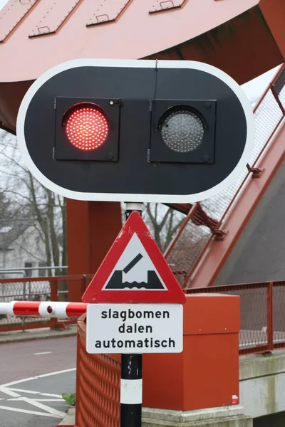 Luce rossa a ponte per ciclista con tekst "slagbomen dalen auto — Foto Stock