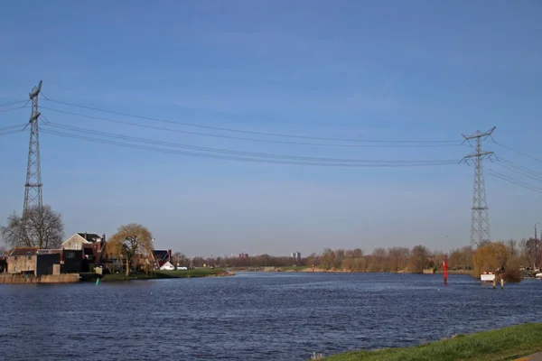 Hollandse Ijssel Nieuwerkerk 河上空的超高电线 — 图库照片