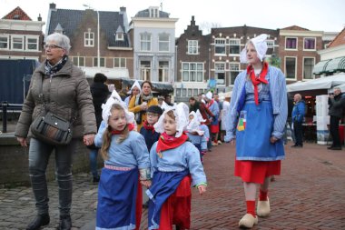 Çocuklara turist peynir pazarı Pazar Meydanı Gouda, Nehterlands town Hall