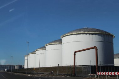 Petrol depolama tankları Rotterdam bağlantı noktası.