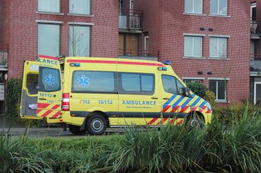 Nieuwerkerk aan den IJssel 'de acil tıbbi yardım için ambulans