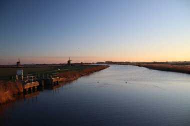 arka planda Rotterdam Skyline ile Zevenhuizen nehri Rotte üzerinde gün batımı
