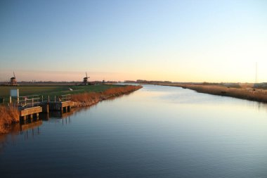 arka planda Rotterdam Skyline ile Zevenhuizen nehri Rotte üzerinde gün batımı