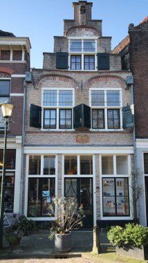 Hollanda'da Gouda şehir merkezinde kanal boyunca eski binalar