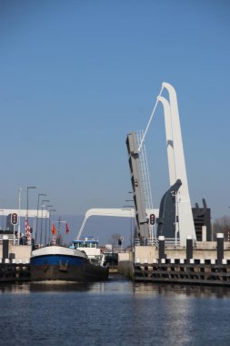 Şehir Gouda Julianasluis adlı kanal Gouwe üzerinde asma köprüler ile Ikiz sluice ve nehir Hollandsche Ijssel yönlendiren