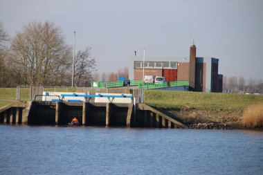 Hollanda'da Hollandsche Ijssel nehri su pompalama istasyonunun su çıkışı nda denetim 
