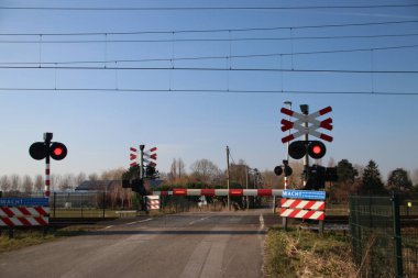 Demiryolu Moordrecht Zuidplaspolder mavi gökyüzü Hollanda'da geçiş.