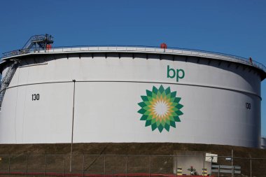 BP benzin oluşturulduğu Hollanda'nın Rotterdam rafinerisinde büyük ham petrol depolama