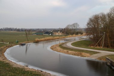 Donmuş yüzük kanal Zuidplaspolder Moordrecht, Hollanda içinde buz tabakası.