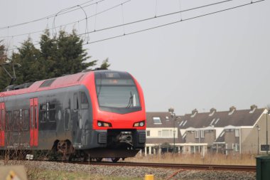 Gouda ve Alphen aan den Rijn arasında kırmızı siyah banliyö treni