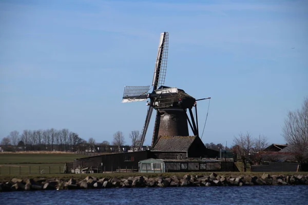 Powierzchnia Jeziora Oude Ade Okolicy North Holland Wiatrak — Zdjęcie stockowe