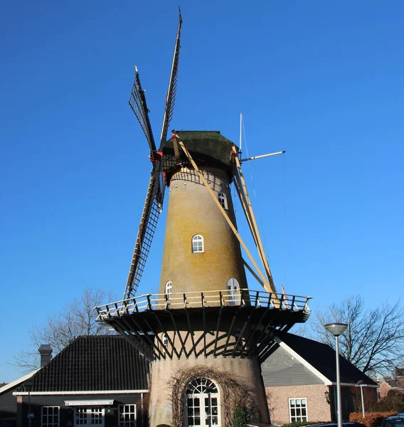 Krimpen 的风车 Ijssel 在阳光下的蓝天下 — 图库照片