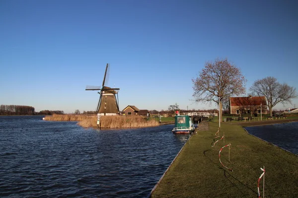 历史风车在河 Rotte Zevenhuizen 接近鹿特丹在荷兰 — 图库照片