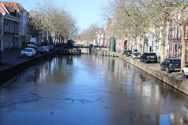 Canale Nel Centro Della Città Gouda Con Ghiaccio Esso Nei — Foto Stock