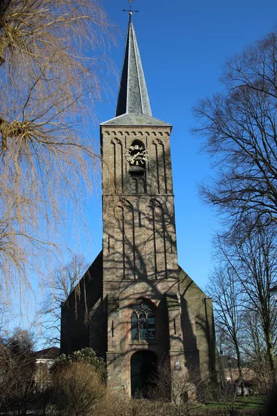 老被改革的教会在 Berkenwoude 小村庄 Krimpernerwaard 在荷兰 — 图库照片