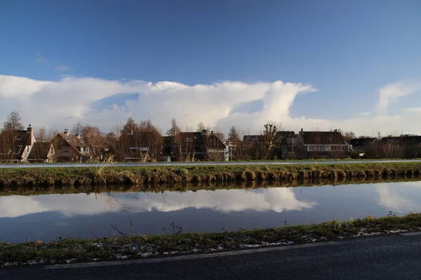 Nubes Reflejan Canal Anillo Zuidplaspolder Nieuwerkerk Aan Den Ijssel —  Fotos de Stock