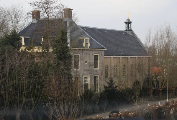 Приховані Католицької Церкви Moordrecht Dyke Вздовж Річки Hollandse Ijssel — стокове фото