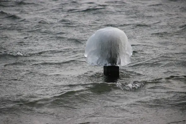 凍結する水 ウード Verlaat ネザーランドの Zevenhuizerplas で波や風によって作成された氷のよう — ストック写真