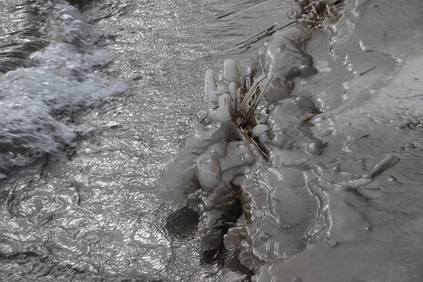 冰冻的水, 如冰, 由风和波浪创造 Zevenhuizerplas — 图库照片