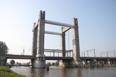 Gouda Gouda nehri üzerindeki beton köprü Hollanda 'daki Gouwespoor bruggen adlı trenler için