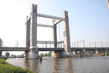 Gouda Gouda nehri üzerindeki beton köprü Hollanda 'daki Gouwespoor bruggen adlı trenler için